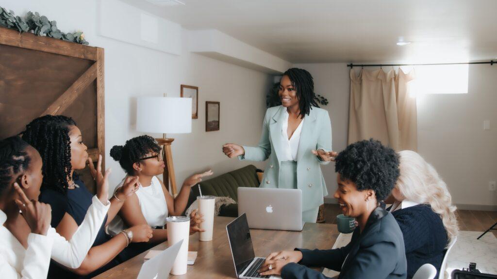 Professional Organizer Atlanta, GA kenika williams talking to 4 women sitting at a table